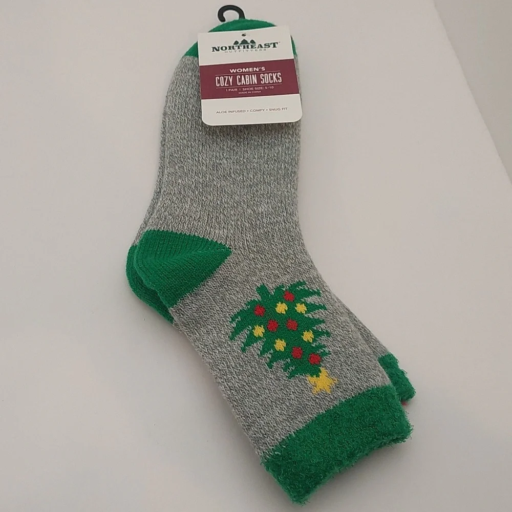 Northeast Outfitters Women's Size 5 - 10 Cozy Cabin Socks Grey Green Christmas